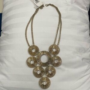 NWT!! Gold necklace.